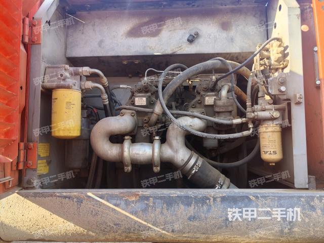 液壓泵艙室正面整體(整機(jī)外觀) 液壓泵艙室正面整體(整機(jī)外觀)