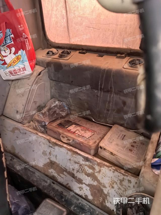 座椅右側(cè)控制臺(tái)/鑰匙門/油門/含右手柄（駕駛室部分）