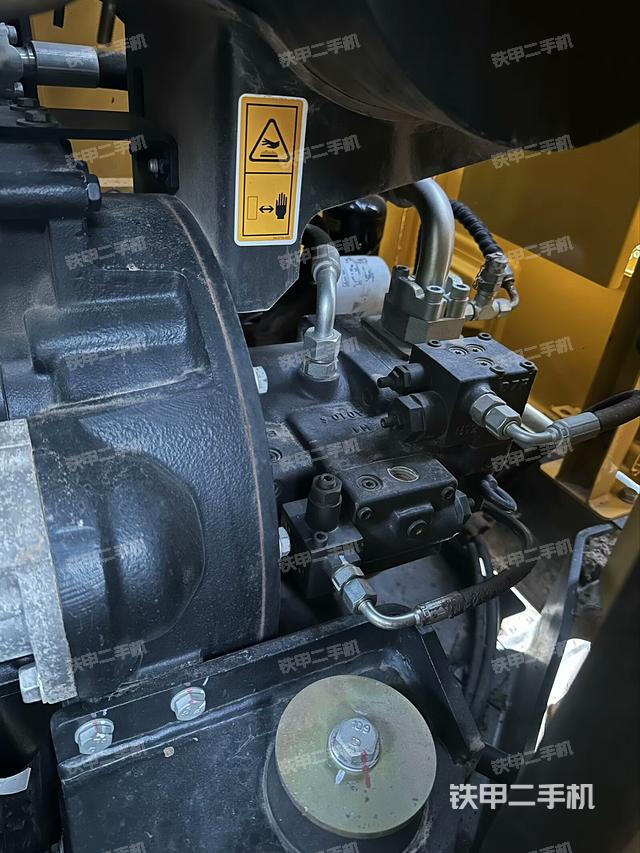 液压泵舱室正面整体（整机外观）