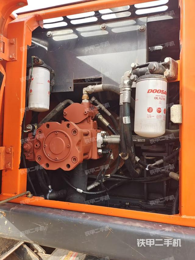 液壓泵艙室正面整體(整機(jī)外觀) 液壓泵艙室正面整體(整機(jī)外觀)