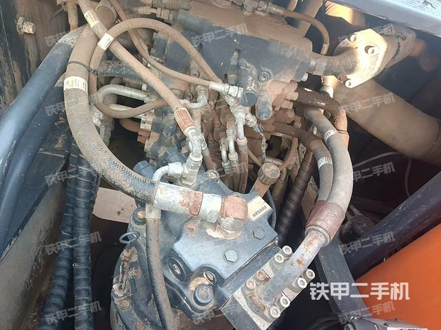 回轉(zhuǎn)馬達(dá)和主控閥(整機(jī)外觀) 回轉(zhuǎn)馬達(dá)和主控閥(整機(jī)外觀)