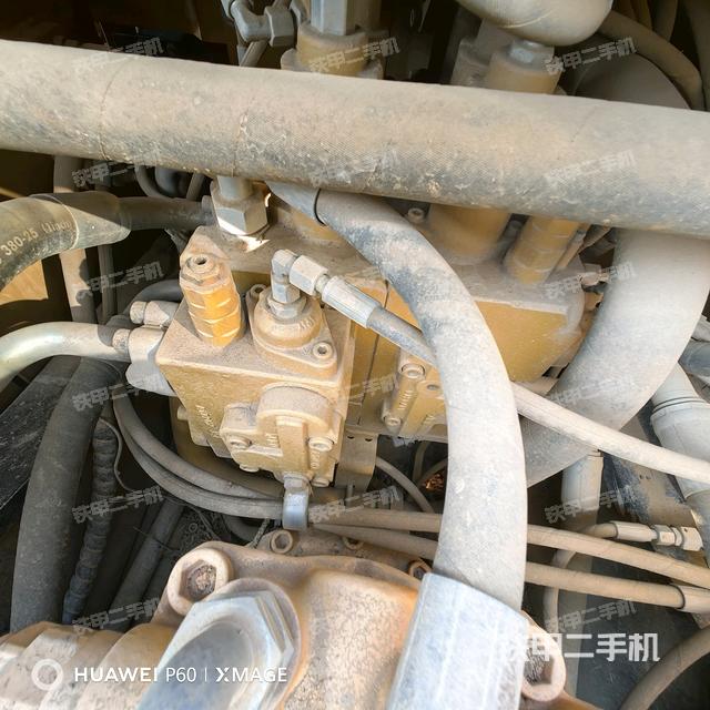 回轉(zhuǎn)馬達和主控閥(整機外觀) 回轉(zhuǎn)馬達和主控閥(整機外觀)