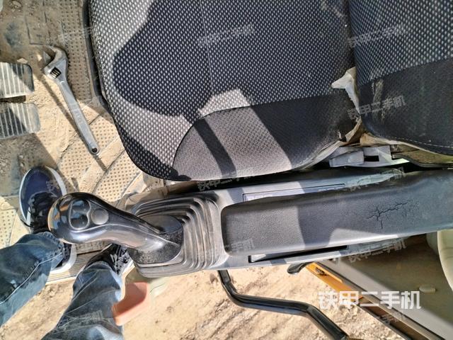 座椅左側控制臺/音響/含左手柄(駕駛室部分) 座椅左側控制臺/音響/含左手柄(駕駛室部分)