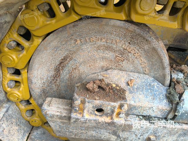 右側(cè)履帶全景（推土機(jī)底盤及工作裝置）