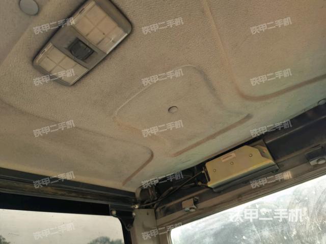 行走控制手柄和踏板?俯拍（駕駛室部分）