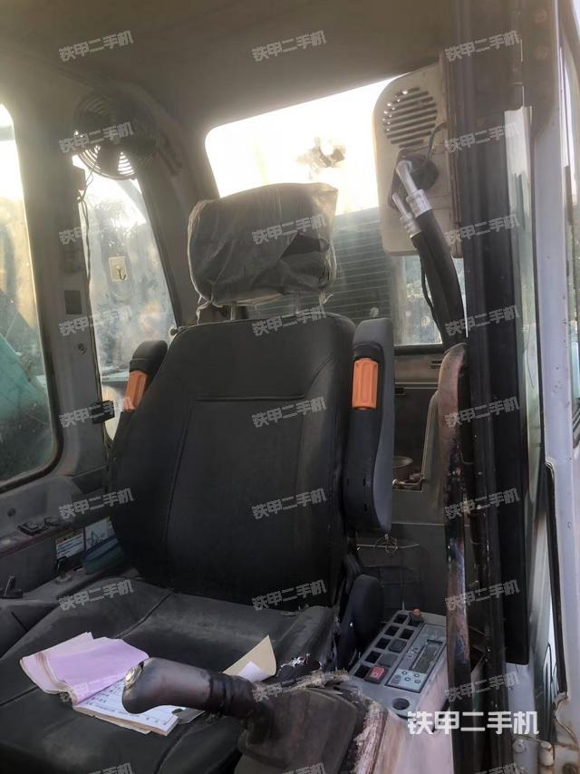 座椅右側(cè)控制臺(tái)/鑰匙門/油門/含右手柄（駕駛室部分）