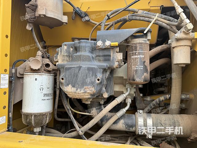 液壓泵艙室正面整體(整機外觀) 液壓泵艙室正面整體(整機外觀)