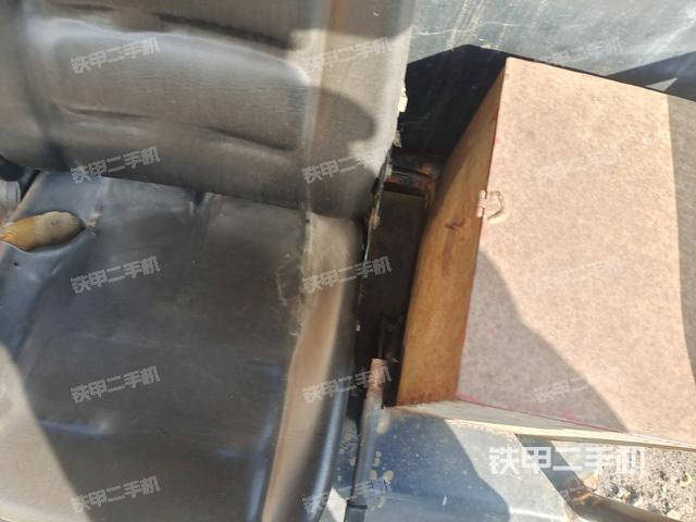 駕駛室側(cè)向上照全景（壓路機駕駛室）