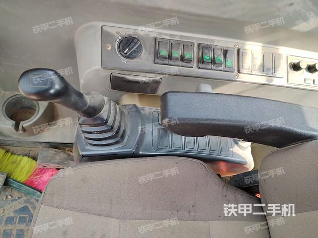 座椅右側(cè)控制臺/鑰匙門/油門/含右手柄(駕駛室部分) 座椅右側(cè)控制臺/鑰匙門/油門/含右手柄(駕駛室部分)