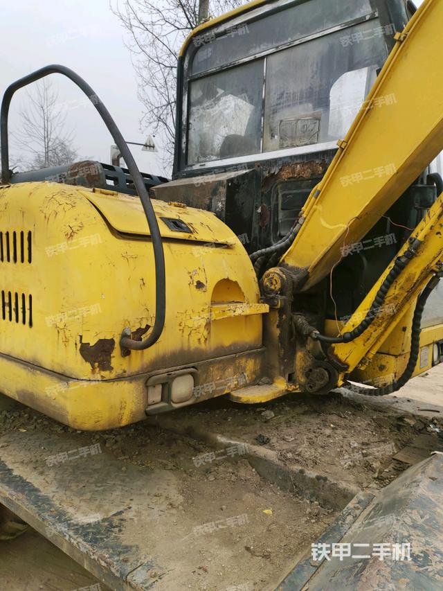 轉(zhuǎn)盤(pán)和下車(chē)架正前(工作和回轉(zhuǎn)裝置) 轉(zhuǎn)盤(pán)和下車(chē)架正前(工作和回轉(zhuǎn)裝置)