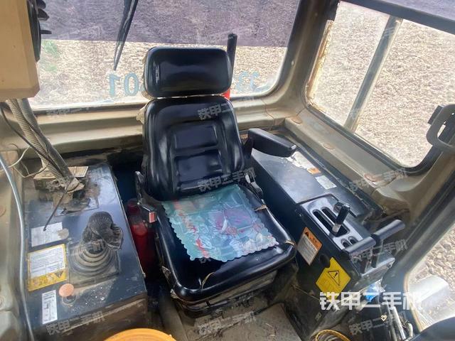 駕駛室操作臺(設(shè)備外觀及核心部件) 駕駛室操作臺(設(shè)備外觀及核心部件)