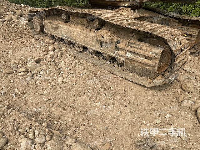 單側(cè)履帶整體(整機(jī)外觀) 單側(cè)履帶整體(整機(jī)外觀)