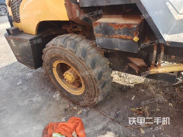 后輪左側(cè)全景（壓路機前后車架）