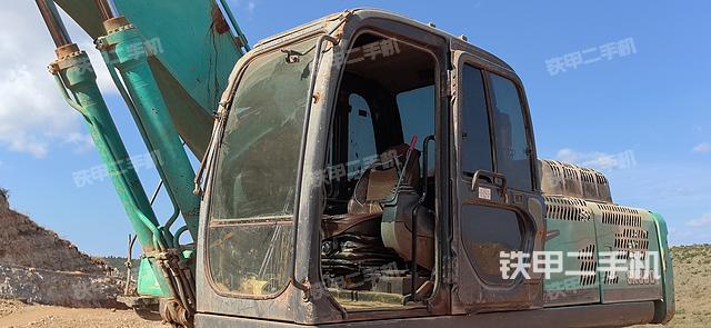 駕駛室整體(整機(jī)外觀) 駕駛室整體(整機(jī)外觀)