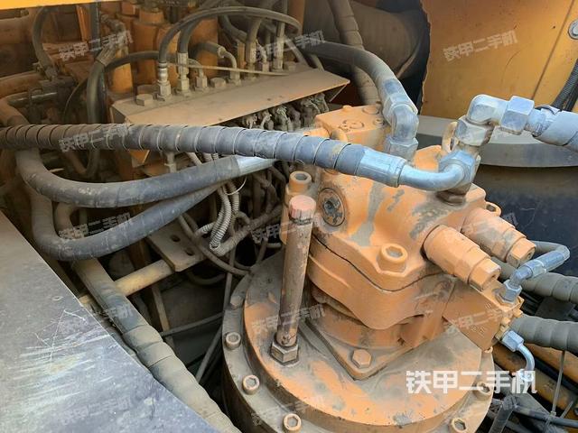 回轉(zhuǎn)馬達(dá)和主控閥（整機(jī)外觀）