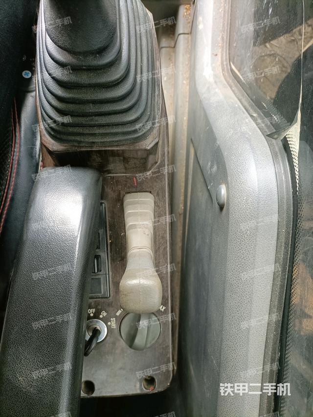 座椅右側(cè)控制臺/鑰匙門/油門/含右手柄（駕駛室部分）