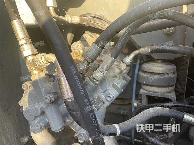 液壓泵艙室正面整體(整機外觀) 液壓泵艙室正面整體(整機外觀)