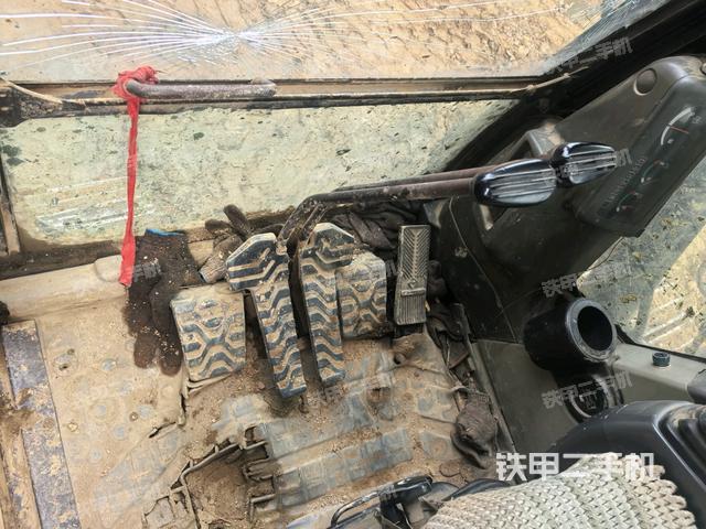 行走控制手柄和踏板?俯拍（駕駛室部分）