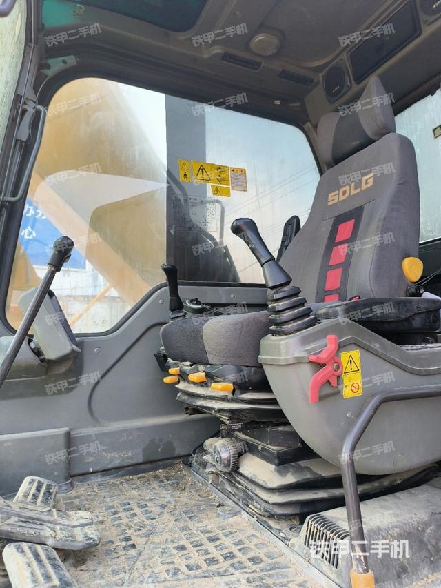 駕駛室整體（整機外觀）