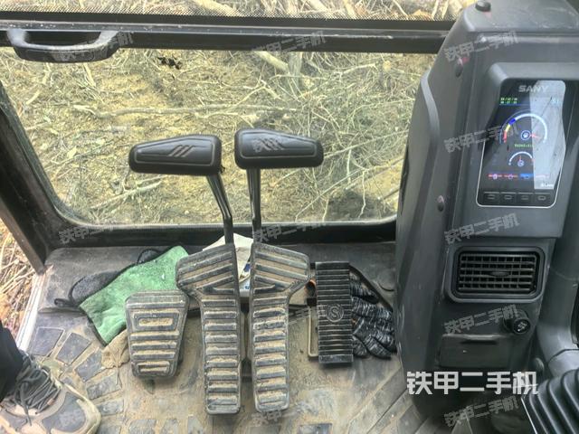 行走控制手柄和踏板?俯拍（駕駛室部分）