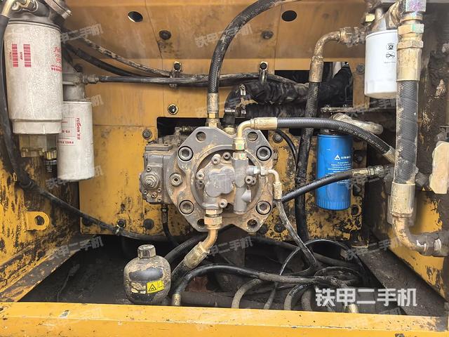 液壓泵艙室正面整體(整機(jī)外觀) 液壓泵艙室正面整體(整機(jī)外觀)