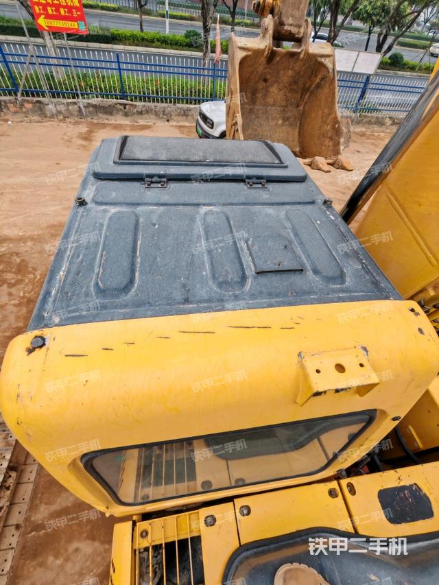 駕駛室頂部(整機(jī)外觀) 駕駛室頂部(整機(jī)外觀)