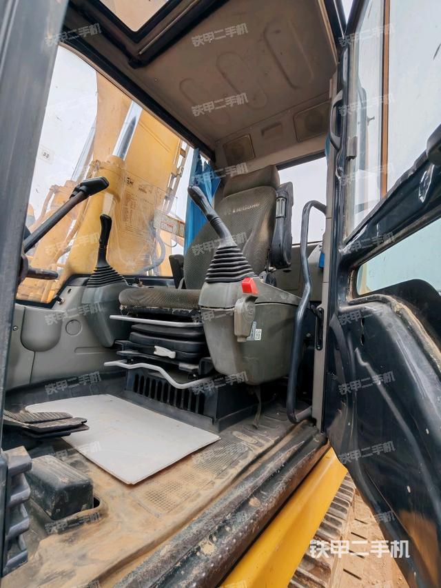 駕駛室整體(整機(jī)外觀) 駕駛室整體(整機(jī)外觀)