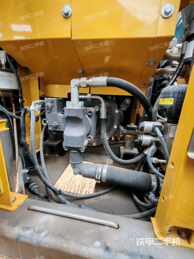液壓泵艙室正面整體(整機(jī)外觀) 液壓泵艙室正面整體(整機(jī)外觀)
