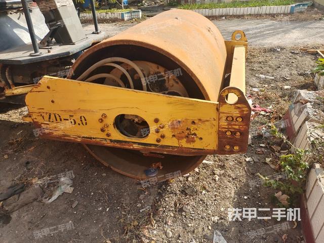 前車架正左側(cè)（壓路機前后車架）