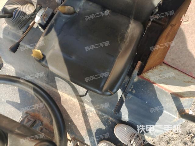 駕駛室頂蓬內(nèi)（壓路機駕駛室）