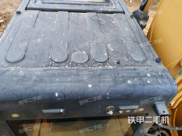 駕駛室頂部(整機(jī)外觀) 駕駛室頂部(整機(jī)外觀)