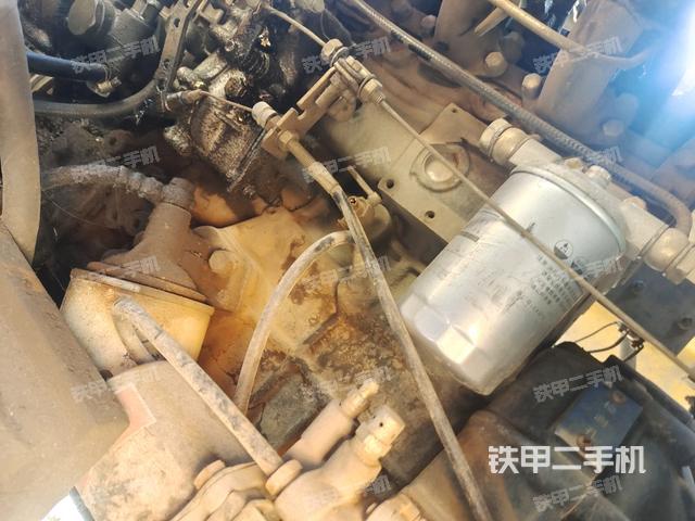 發(fā)動機左側(cè)全景（壓路機發(fā)動機艙）