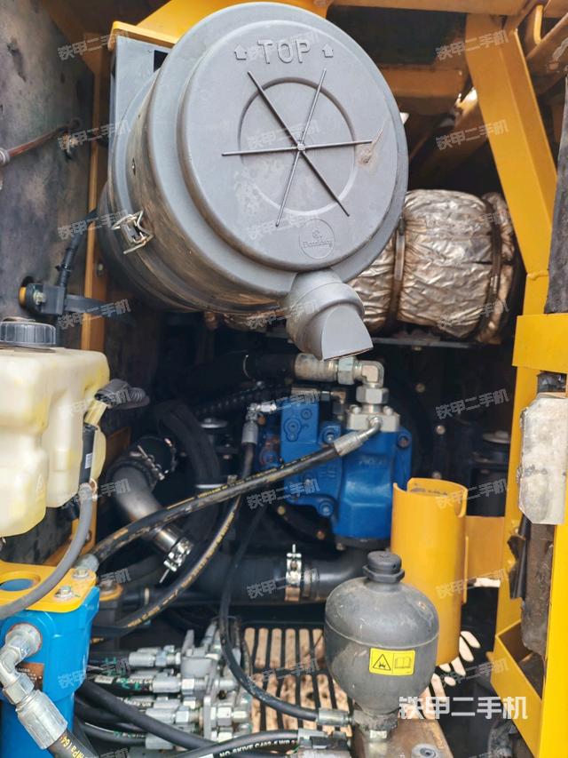 液壓泵艙室正面整體(整機外觀) 液壓泵艙室正面整體(整機外觀)