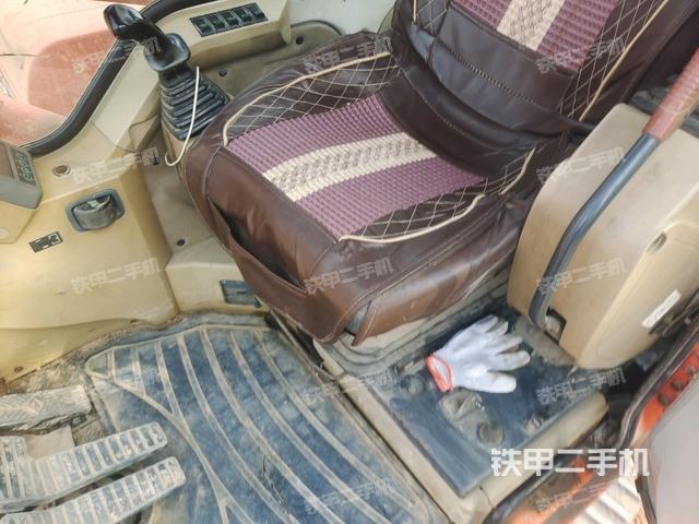 行走控制手柄和踏板?俯拍（駕駛室部分）