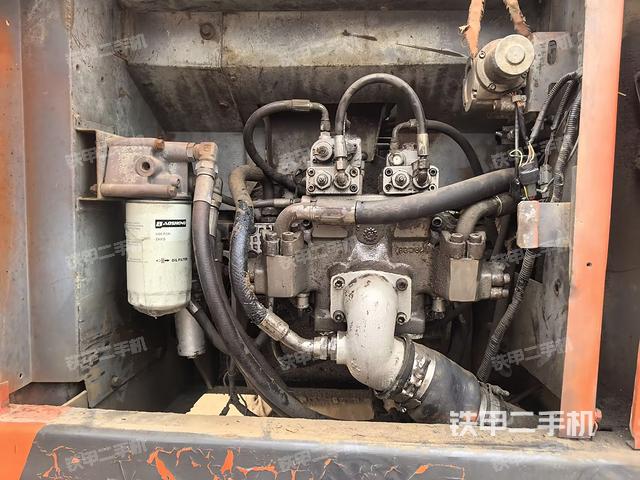 液壓泵艙室正面整體(整機(jī)外觀) 液壓泵艙室正面整體(整機(jī)外觀)