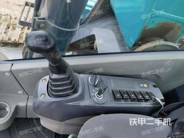 座椅右側(cè)控制臺(tái)/鑰匙門/油門/含右手柄（駕駛室部分）