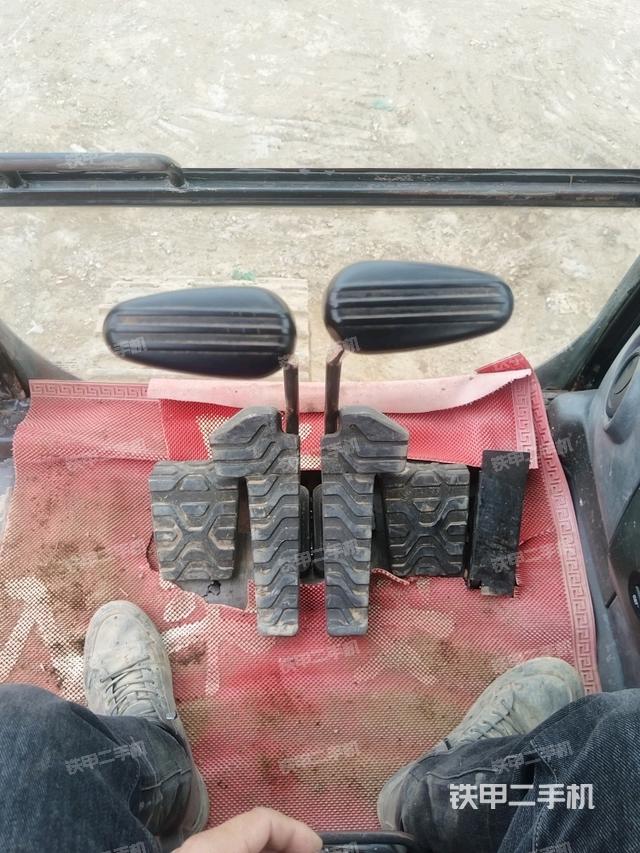 行走控制手柄和踏板?俯拍（駕駛室部分）