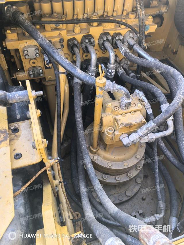 回轉馬達和主控閥(整機外觀) 回轉馬達和主控閥(整機外觀)