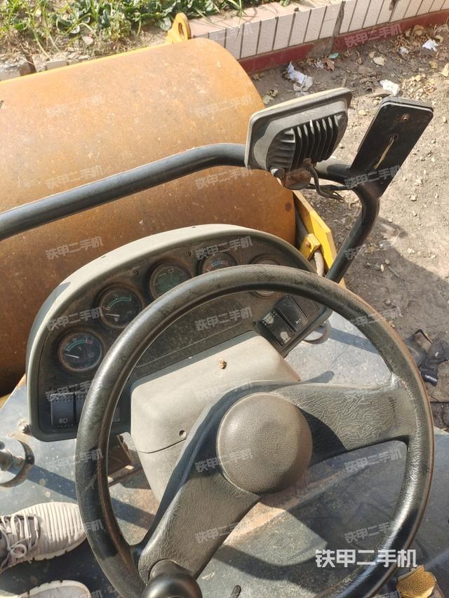 操作臺全景（壓路機駕駛室）