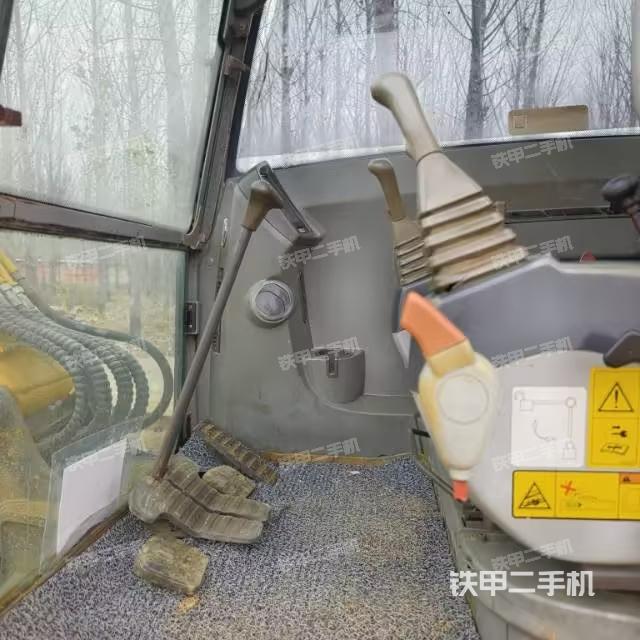 駕駛室頂部(整機外觀) 駕駛室頂部(整機外觀)