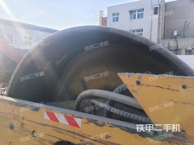 前輪右側(cè)減震塊連接及部件（壓路機(jī)前后車架）