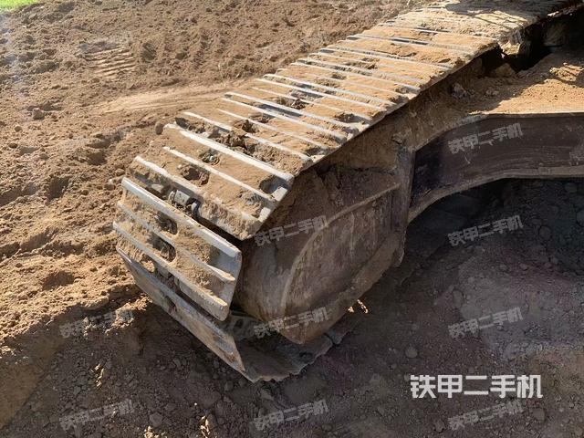 單側(cè)履帶整體(整機(jī)外觀) 單側(cè)履帶整體(整機(jī)外觀)