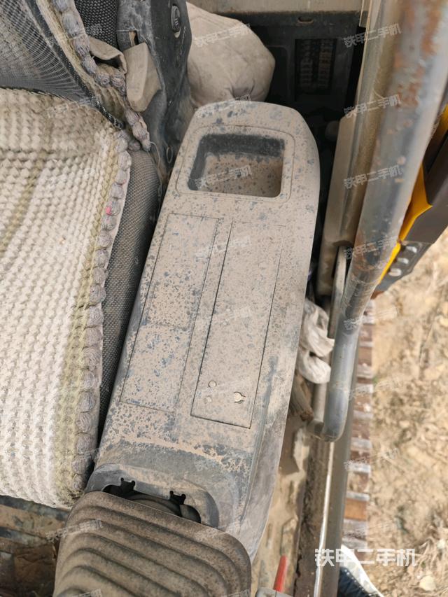 座椅右側(cè)控制臺(tái)/鑰匙門/油門/含右手柄（駕駛室部分）