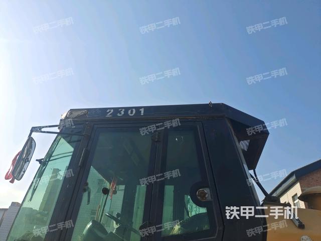 左側(cè)正面照（壓路機(jī)駕駛室）