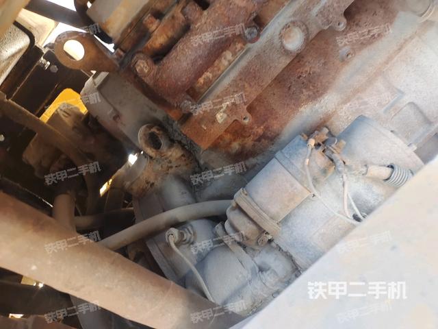 發(fā)動(dòng)機(jī)上部全景（壓路機(jī)發(fā)動(dòng)機(jī)艙）