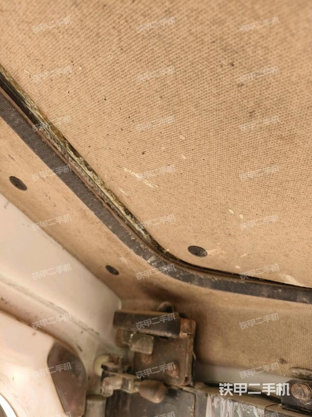 行走控制手柄和踏板?俯拍（駕駛室部分）