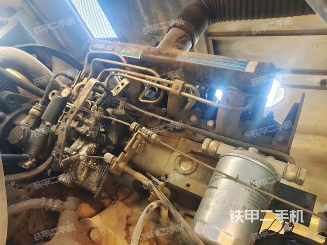 發(fā)動機右側(cè)全景（壓路機發(fā)動機艙）