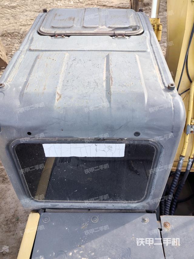 駕駛室頂部(整機(jī)外觀) 駕駛室頂部(整機(jī)外觀)