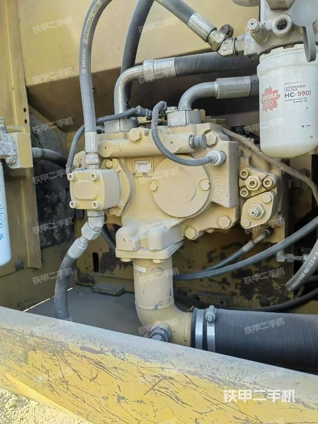 液壓泵艙室正面整體(整機外觀) 液壓泵艙室正面整體(整機外觀)