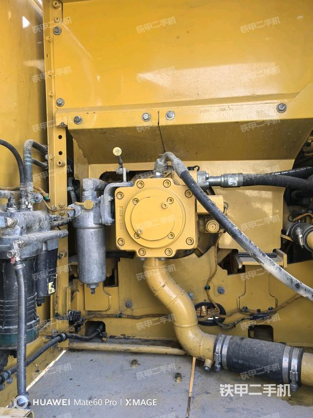 液壓泵艙室正面整體(整機外觀) 液壓泵艙室正面整體(整機外觀)